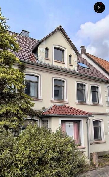 Charmantes Zweifamilienhaus mit grüner Oase ( leichter Umbau zu Ein/Dreifamilienhaus möglich )